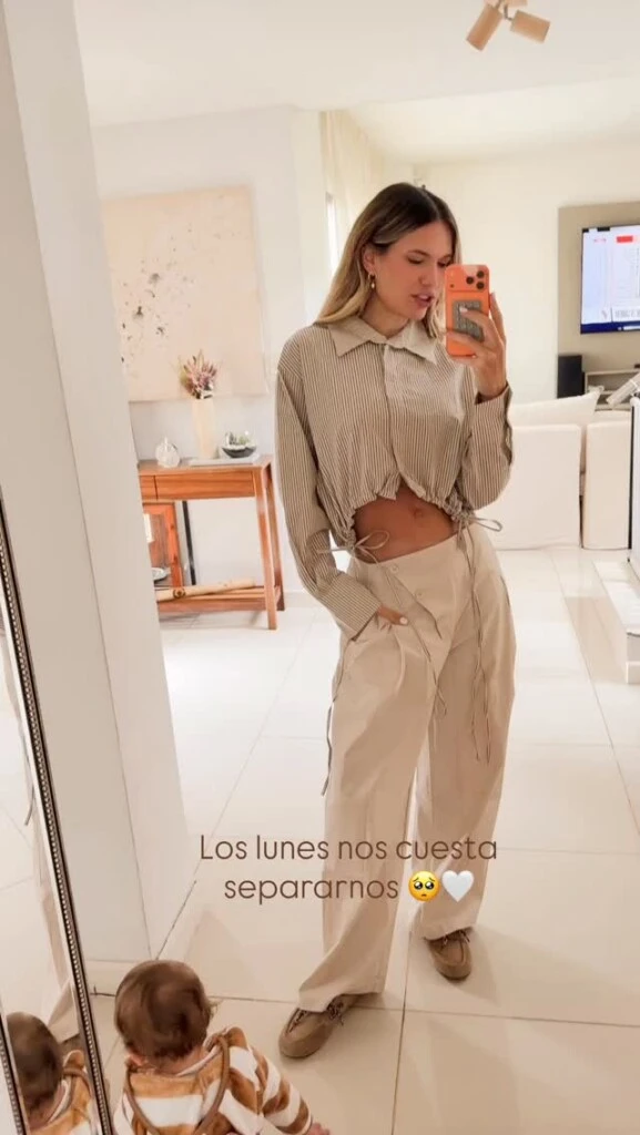 La combinación de ambas prendas logró un equilibrio entre lo clásico y lo contemporáneo. Mientras la camisa sumó un estampado atemporal, el pantalón introdujo detalles distintivos que le dieron personalidad al estilismo.