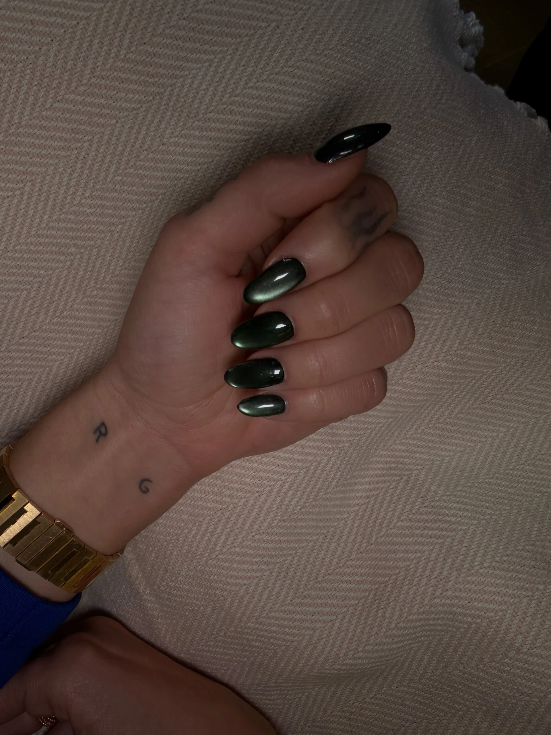 Green cat eye: la manicura de Dua Lipa ideal para Halloween