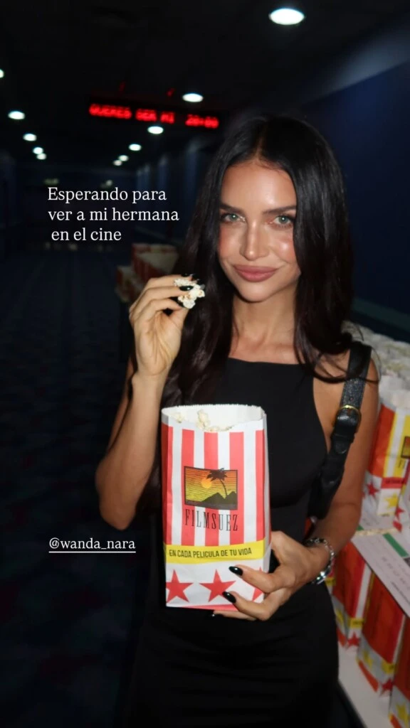 Zaira llevó su larga cabellera castaña oscura suelta, con raya al medio y ondas suaves que aportaron movimiento y naturalidad.