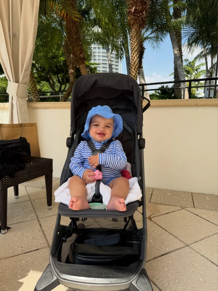Para la ocasión, el pequeño lució un enterito de mangas cortas y short con rayas azules y celestes, acompañado por un sombrero celeste con tiras para protegerlo del sol.