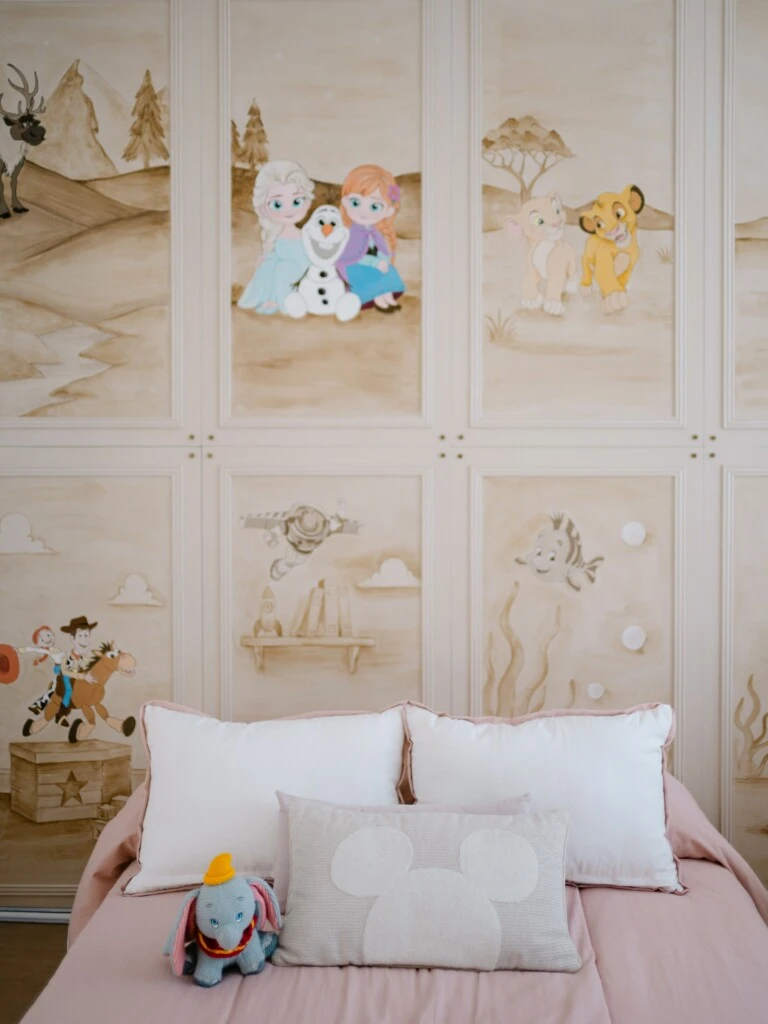La propuesta se aleja de los clásicos empapelados infantiles y convierte la pared en un punto focal del cuarto. 