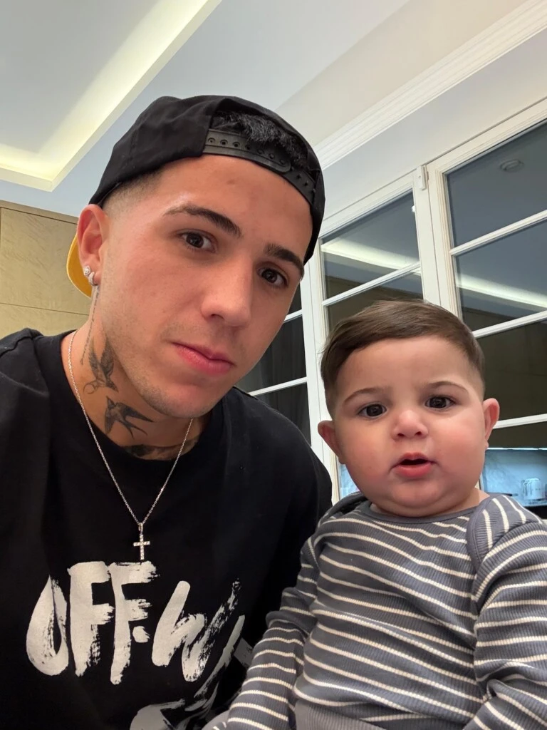 Enzo reunió fotografías de distintas etapas de la vida de Benjamín.