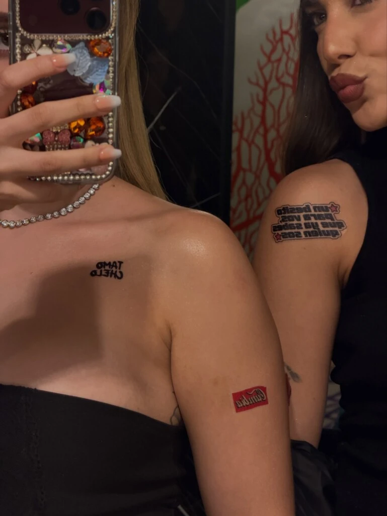 Además, hubo tatuajes temporales con frases icónicas de las canciones de la cantante, un detalle personalizado que sumó diversión a la propuesta.