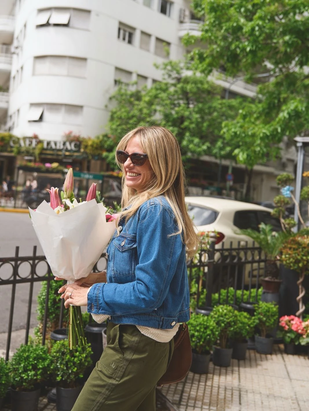 Mariana Fabbiani combinó crochet y denim en el look urbano ideal para la primavera