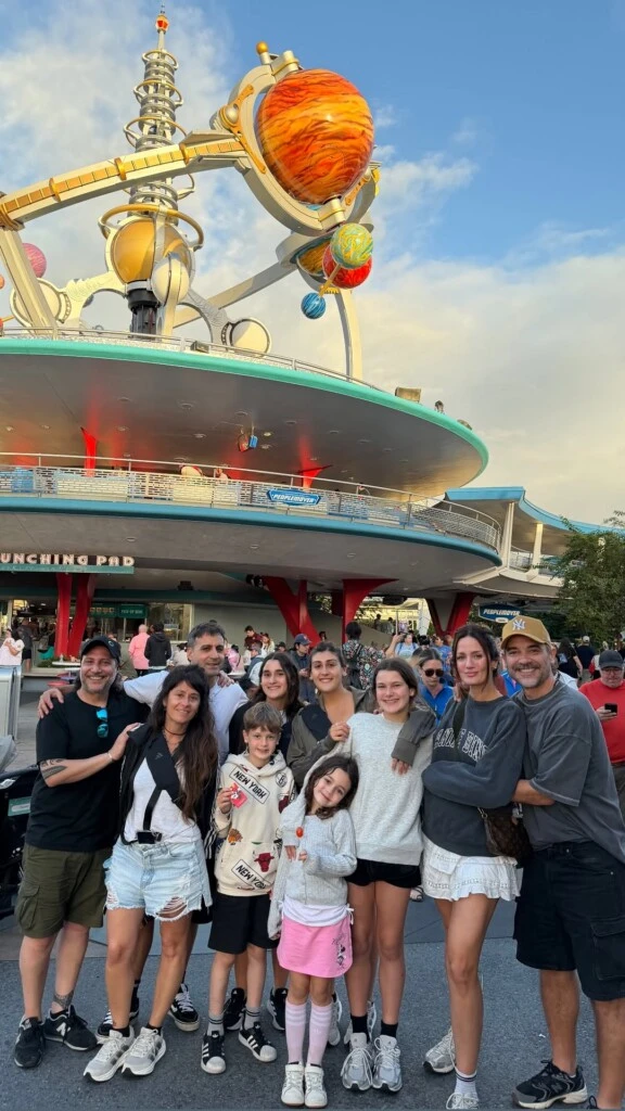 Paula, Pedro y su familia durante el viaje a Disney.