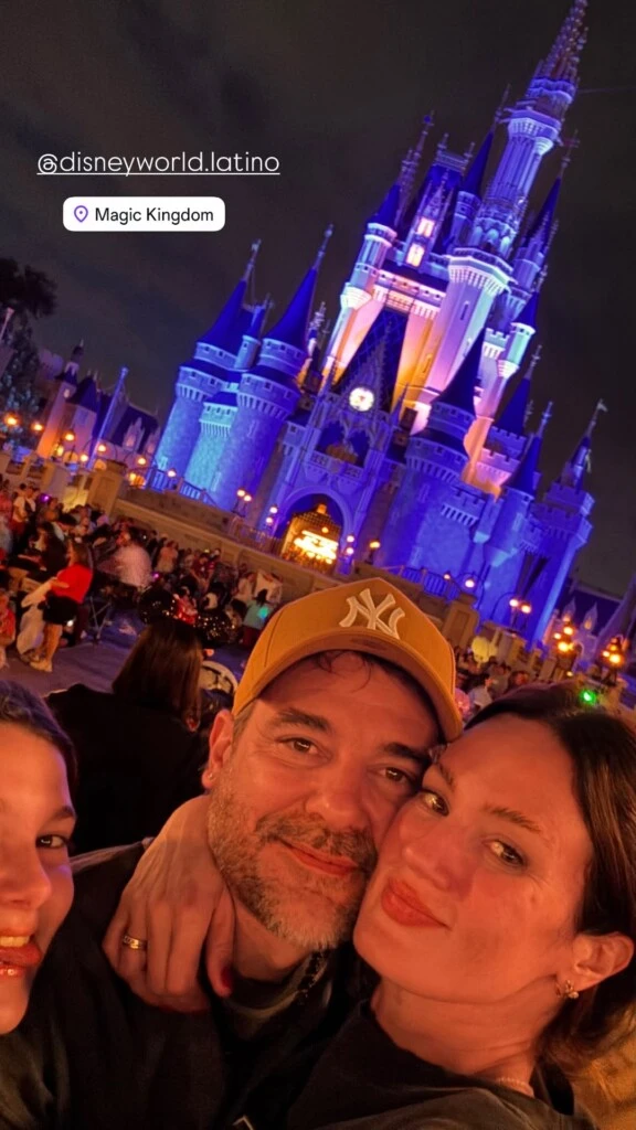 Otro de los momentos destacados llegó durante la noche, cuando la pareja posó con el emblemático castillo de Disney de fondo.