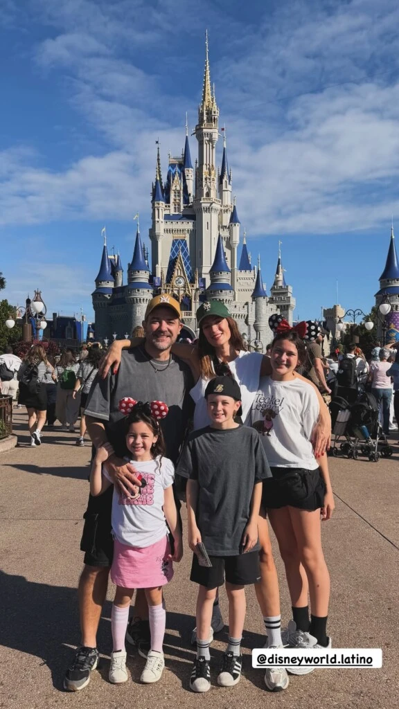 Durante el recorrido, la familia también posó frente a distintas atracciones y aprovechó para registrar fotografías grupales.