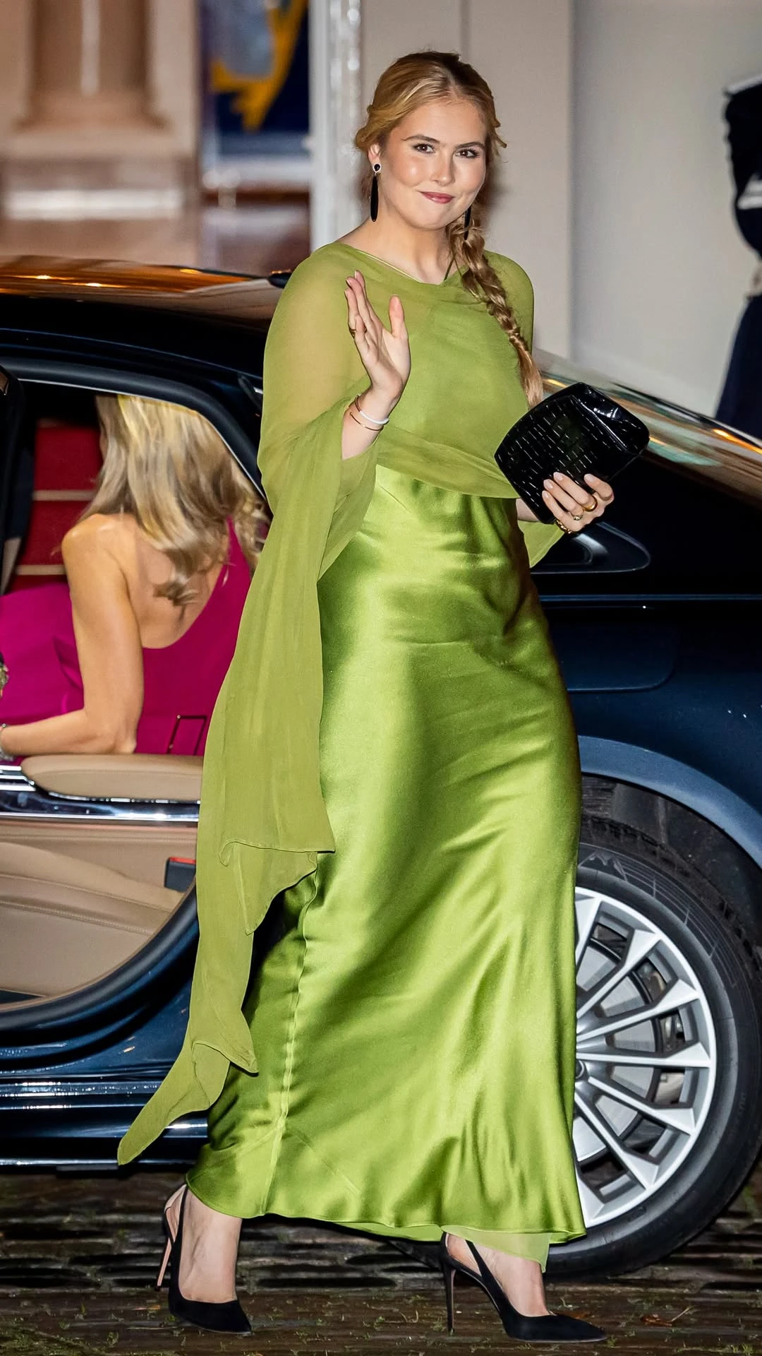 Máxima y Amalia llevaron el monocromo a una gala con estilos opuestos