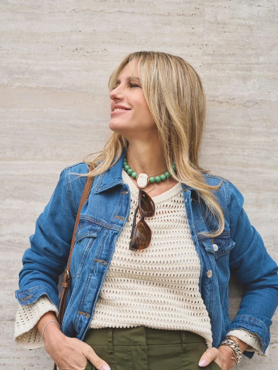 Mariana Fabbiani combinó crochet y denim en el look urbano ideal para la primavera