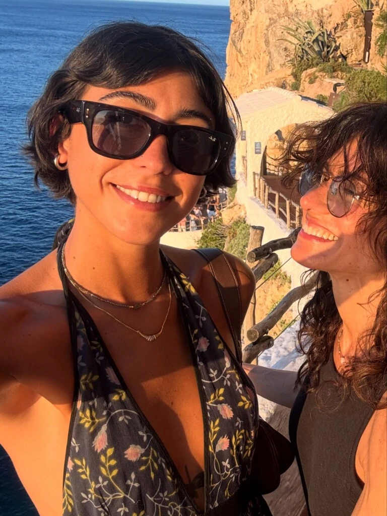 Actualmente, Renata Repetto vive en Barcelona, España, donde desarrolla sus proyectos artísticos y mantiene un perfil público más reservado que el de sus padres.