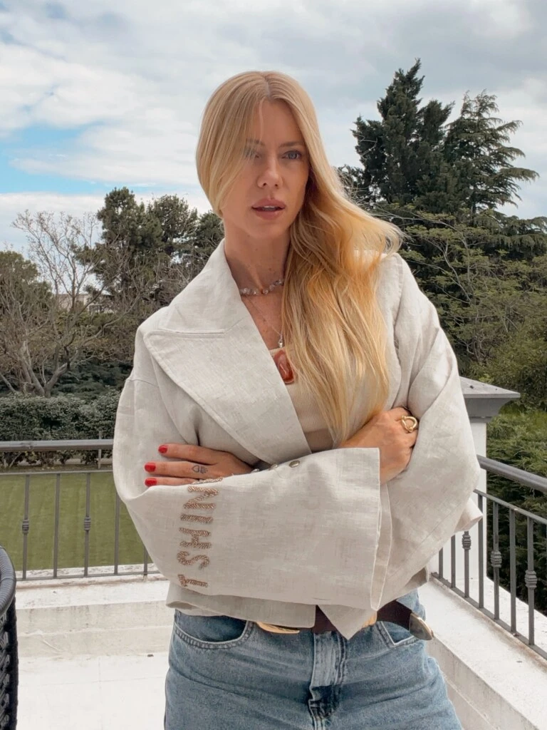 Nicole Neumann mezcló sastrería y denim en un look con espíritu urbano