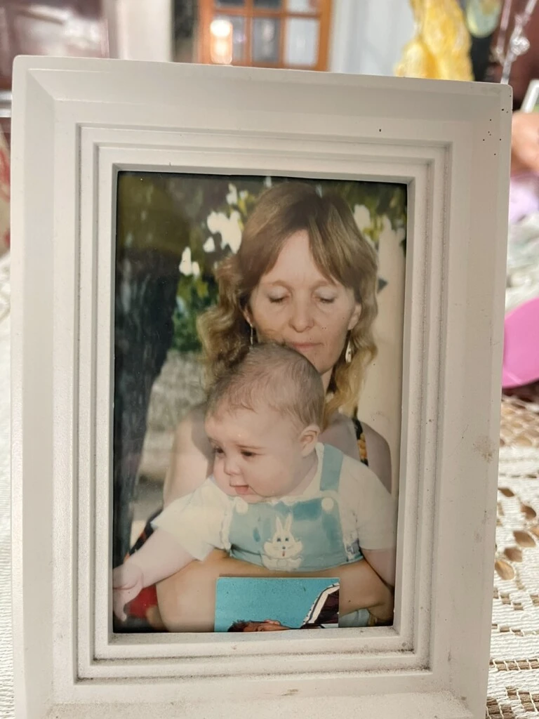 La actriz de doblaje Flor Otero atraviesa un momento de profundo dolor tras la muerte de su mamá, Susana, quien tenía Alzheimer desde 2020 y falleció el pasado 25 de octubre.