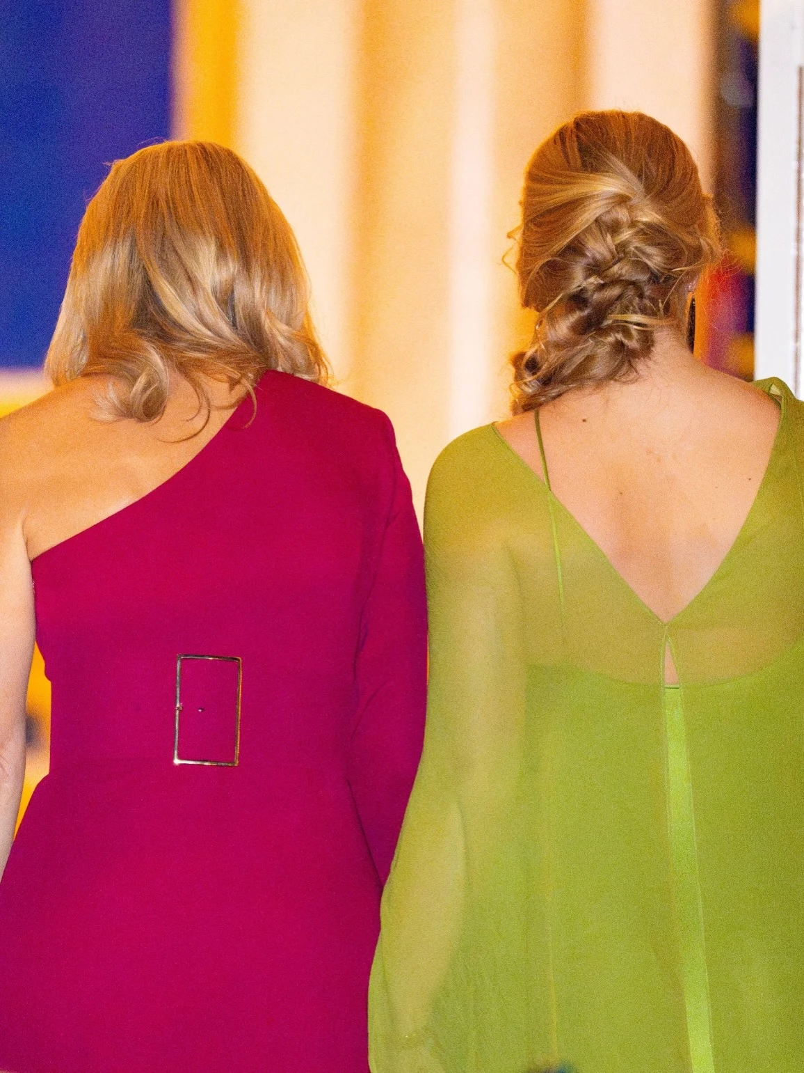 Máxima y Amalia llevaron el monocromo a una gala con estilos opuestos