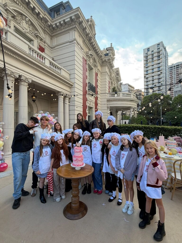 La propuesta también incluyó delantales para los niños invitados, que se sumaron a la experiencia como pequeños participantes de una edición especial del programa, bautizada como IsiChef.