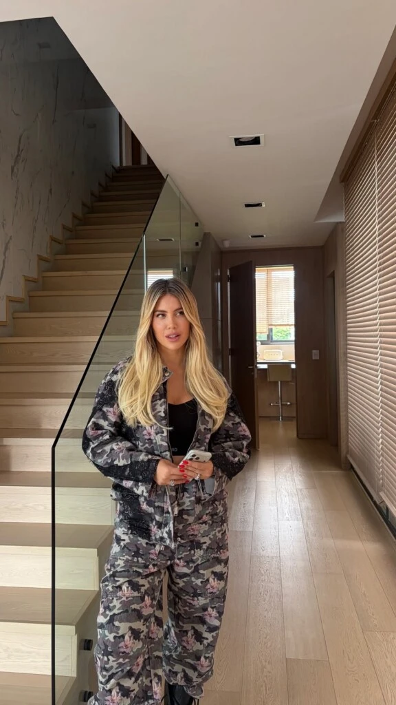 Wanda Nara eligió un estilismo urbano y relajado, con prendas amplias y una combinación de estampas y texturas que aportaron personalidad al conjunto.