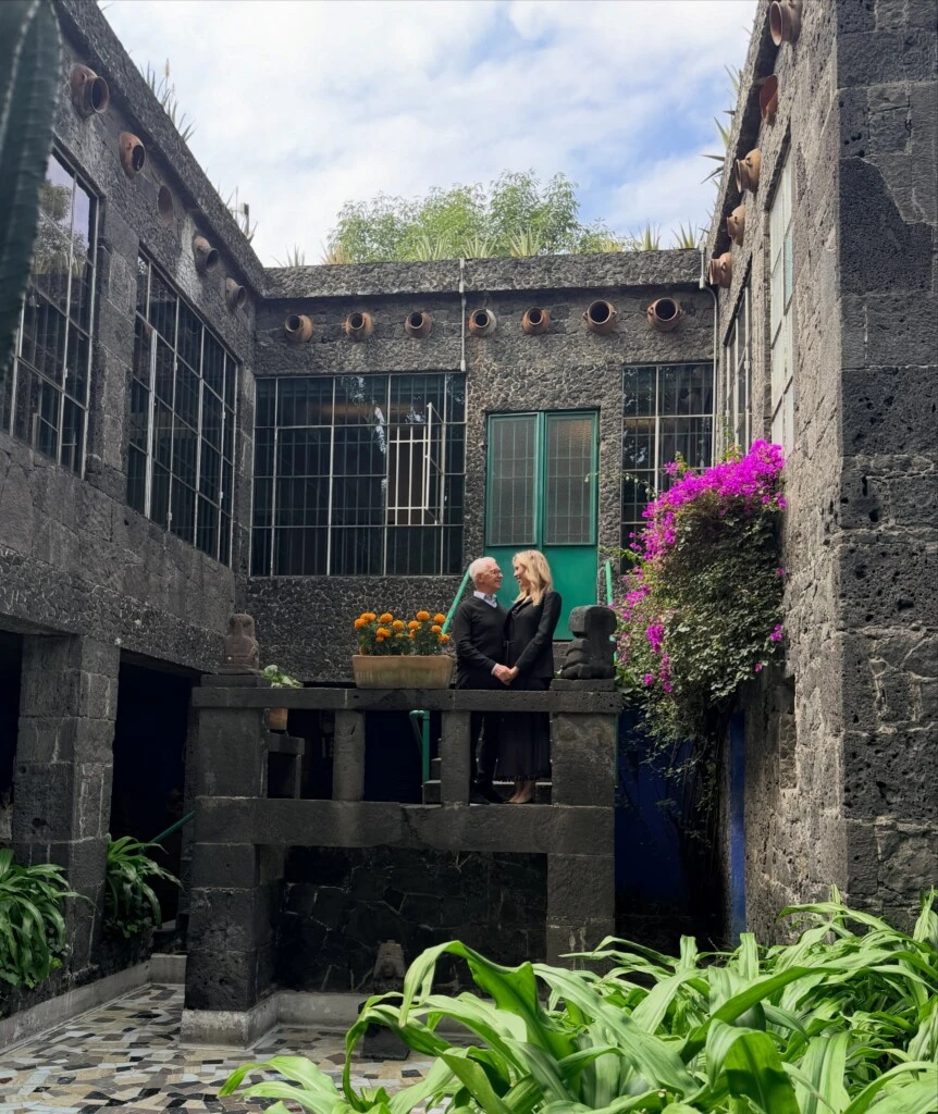 Durante su estadía, la pareja visitó la Casa Azul, ubicada en Coyoacán, el espacio cultural que permite conocer la vida y el legado de Frida Kahlo, la emblemática artista mexicana cuyo apellido lleva la pequeña.