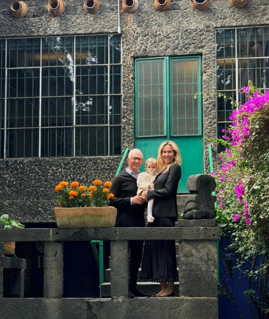 En las fotografías, la familia se mostró en distintos sectores de la casa que compartieron Frida Kahlo y Diego Rivera, desde la entrada con su característico mural azul hasta los patios interiores y los jardines.