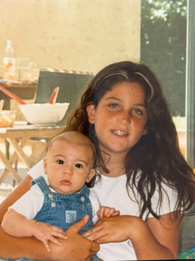 Una de las imágenes que se destacó fue una fotografía de Renata cuando todavía era bebé, en brazos de Juana Repetto, su hermana por parte de padre, fruto de la relación de Repetto con Reina Reech.