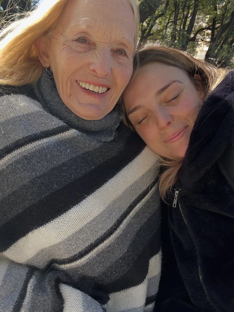 Flor eligió homenajearla a través de recuerdos familiares que reflejan distintas facetas de su personalidad y el vínculo que las unía.