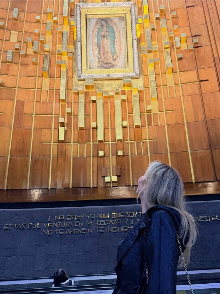 Allí, Elina compartió imágenes del interior y el exterior del templo y expresó su gratitud por la llegada de su hija.