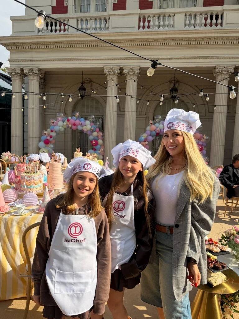 Para la ocasión, Isabella lució un gorro blanco personalizado con corazones, detalles brillantes y su nombre. Completó el look con el clásico delantal blanco del reality, intervenido con su inicial.