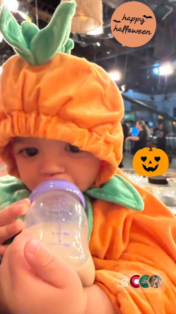 El pequeño Isidro se llevó todas las miradas con un disfraz de calabaza en un intenso tono naranja. 