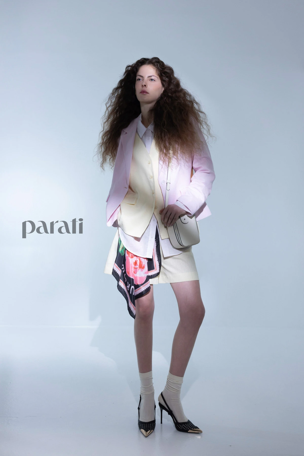 Blazer, camisa rayada, chaleco y short de lino y pañuelo estampado @verapasionadas Cartera bandolera @odettehandbags y stilettos @lachicadelosstilettos