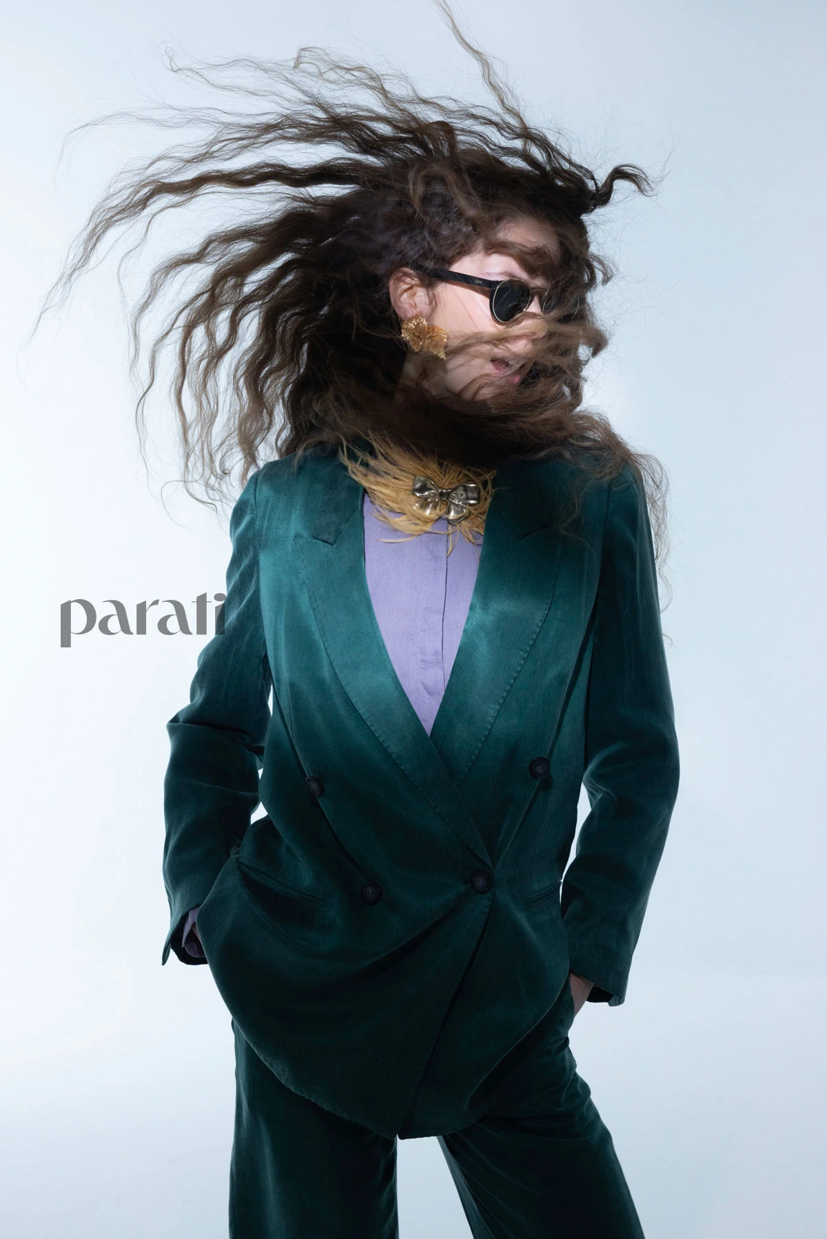 Tailleur de saco cruzado y pantalón de cupro y camisa de lino @bluesheepba Anteojos @hardem_official El broche de marabú y los abotinados dorados son vintage.