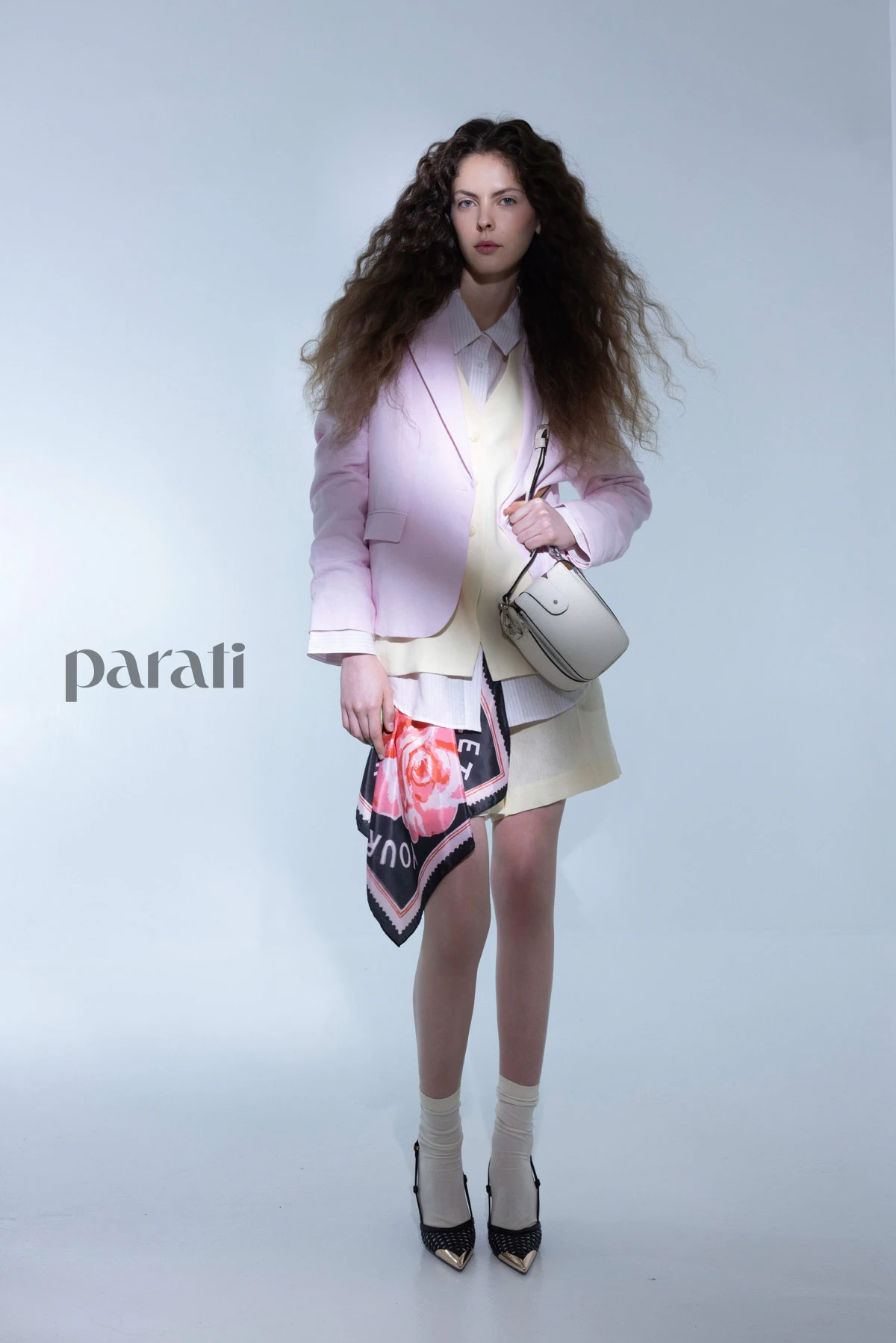 Blazer, camisa rayada, chaleco y short de lino y pañuelo estampado @verapasionadas Cartera bandolera @odettehandbags y stilettos @lachicadelosstilettos