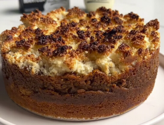 Tarta de coco y dulce de leche sin gluten: la receta con crumble crocante que es una tentación