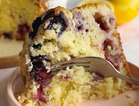 Torta crumble de limón, yogur y arándanos: una receta fácil, esponjosa y con una cubierta crocante