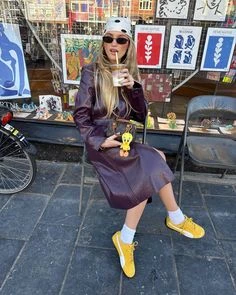 Zapatillas amarillas, un complemento perfecto.