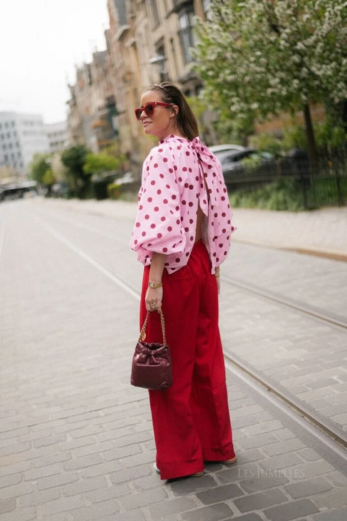 Cómo combinar el tomato red: 7 looks de entretiempo