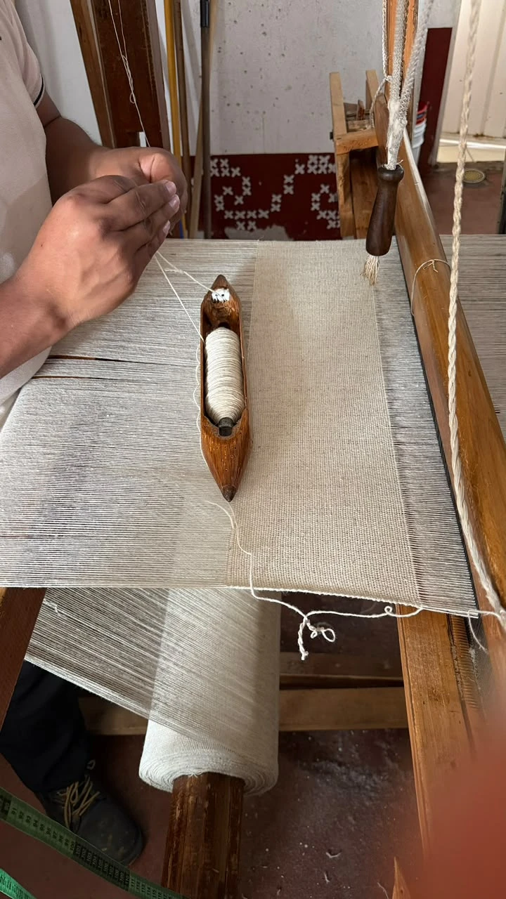 Actualmente también trabajan con telares de pedal, aunque Teresa aclara que siguen siendo procesos completamente manuales.