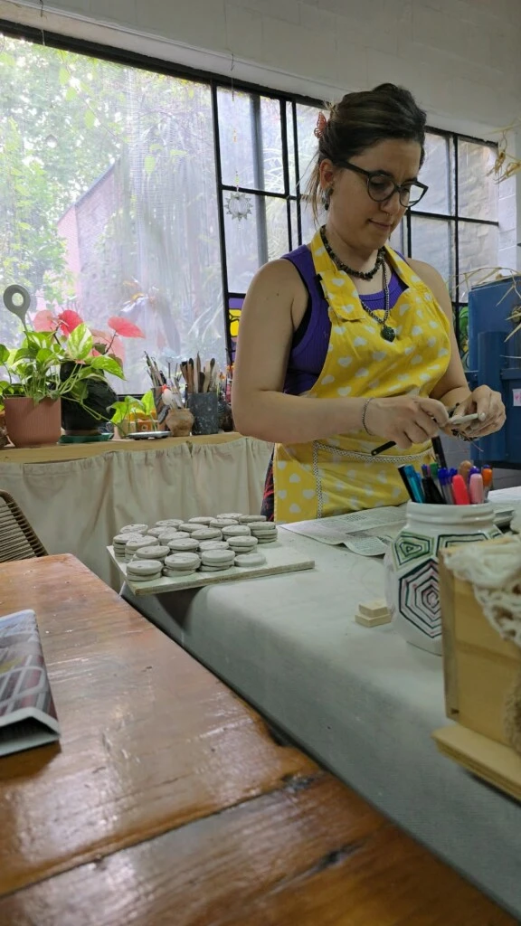 Ayelén en su taller de cerámica