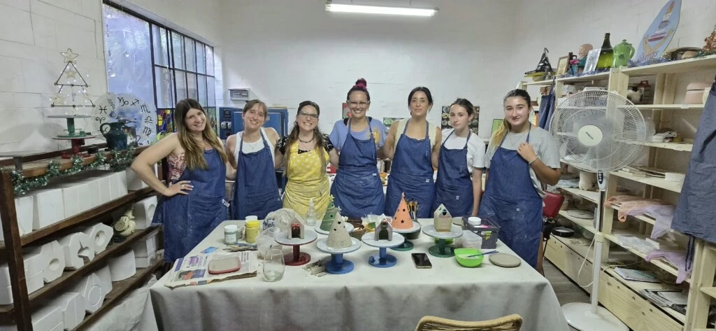 Junto a sus alumnas del taller