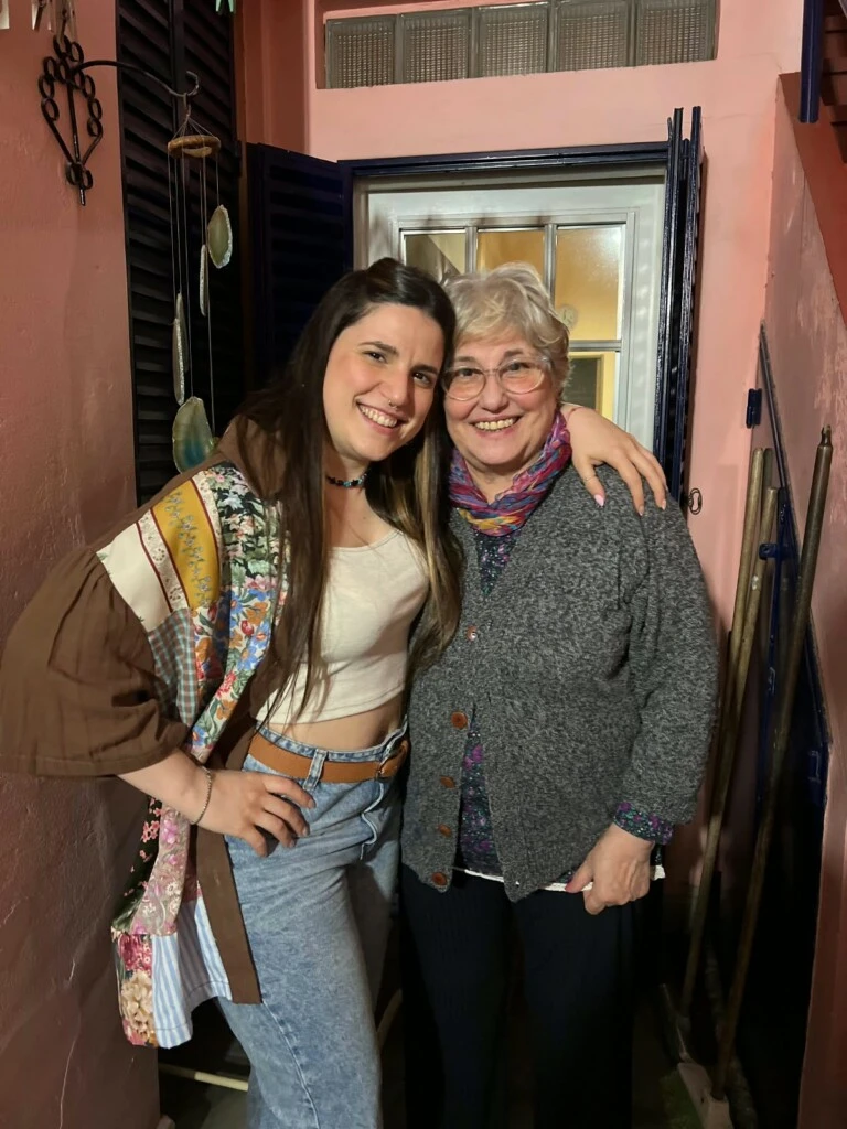 Con su mamá, quien le inculcó el amor por la cerámica junto con su abuela