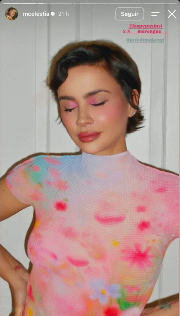 La prenda se destacó por su cuello alto y por presentar una llamativa estampa de inspiración pictórica que fusionó flores abstractas en tonalidades rosa chicle, celeste, amarillo y lavanda, logrando una ilusión óptica delicada y vivaz.
