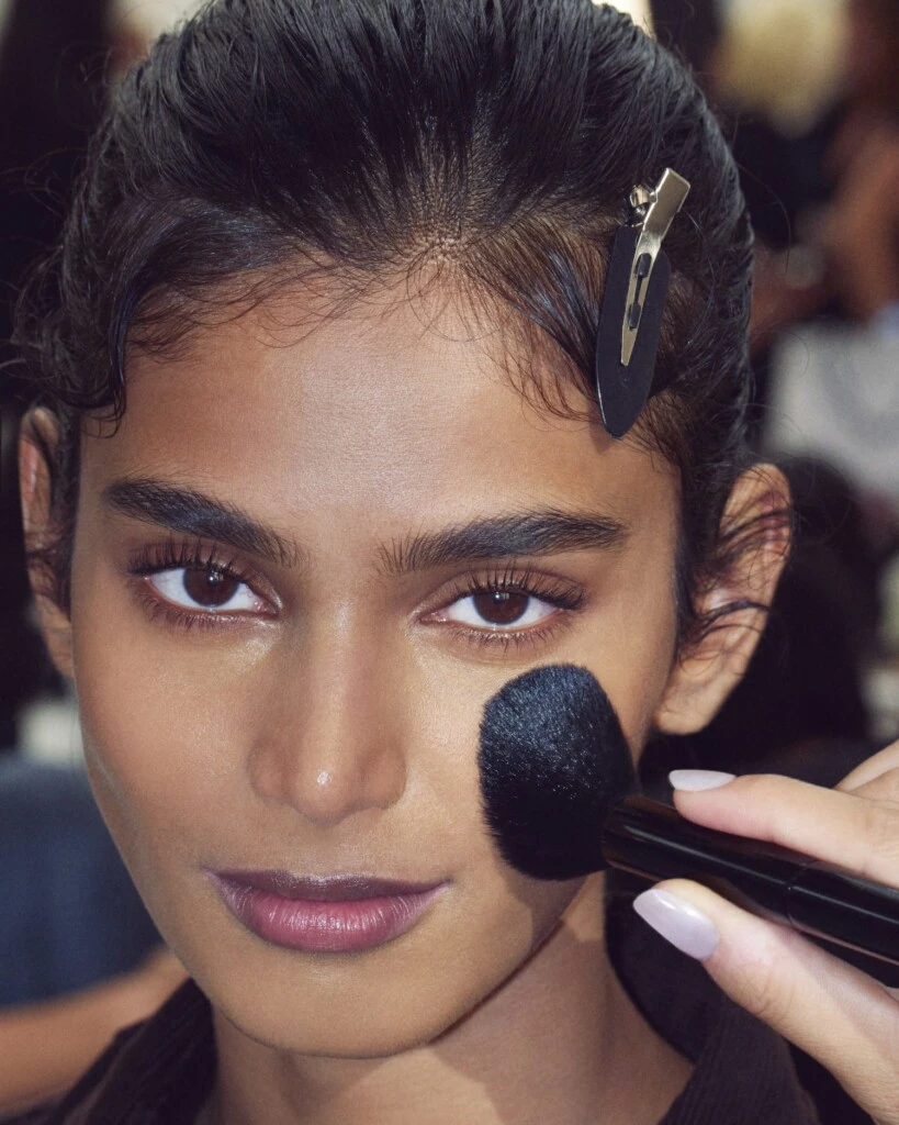 Piel luminosa y labios suaves