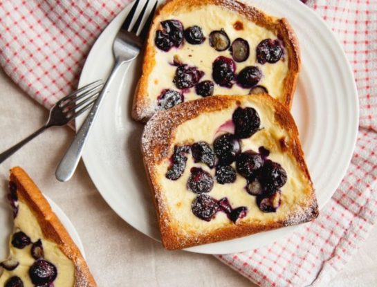 Cheesecake toast de arándanos: una propuesta distinta para la merienda