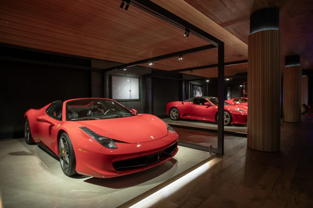 Los Ferrari se convierten en protagonistas de la arquitectura de El Garage del Coleccionista, donde los autos son exhibidos como verdaderas piezas de diseño.