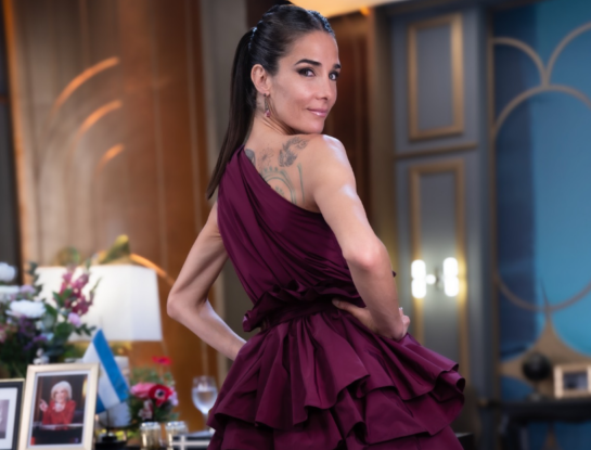 Juana Viale impactó con un vestido borgoña con capas de volados en "La noche de Mirtha"