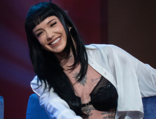 La Joaqui sorprendió con un look black & white con encaje y transparencias en "Otro día perdido"