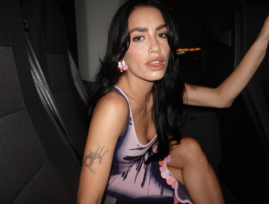 El look de cumpleaños de Lali Espósito: vestido abstracto, lentejuelas y stilettos color vino