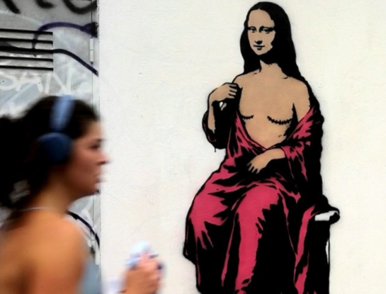 Una Mona Lisa con cicatrices de mastectomía en Milán: el arte que busca visibilizar la lucha contra el cáncer de mama