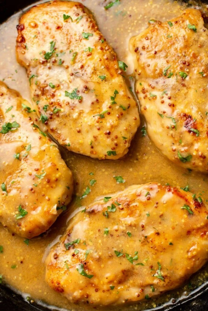Pechugas de pollo bañadas en miel y mostaza. Foto: Pinterest