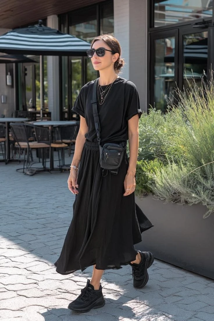 Zapatillas total black, el nuevo objeto de deseo de las fashionistas. 